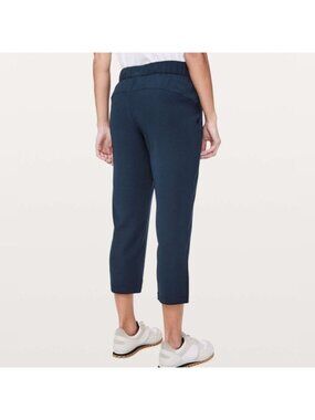 Lululemon On The Fly Crop *Woven 23" True Navy